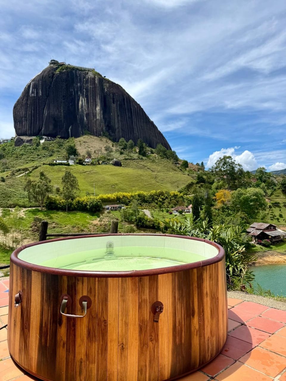 Rock View with Jacuzzi, Paddleboards and Lake Villa in Antioquia