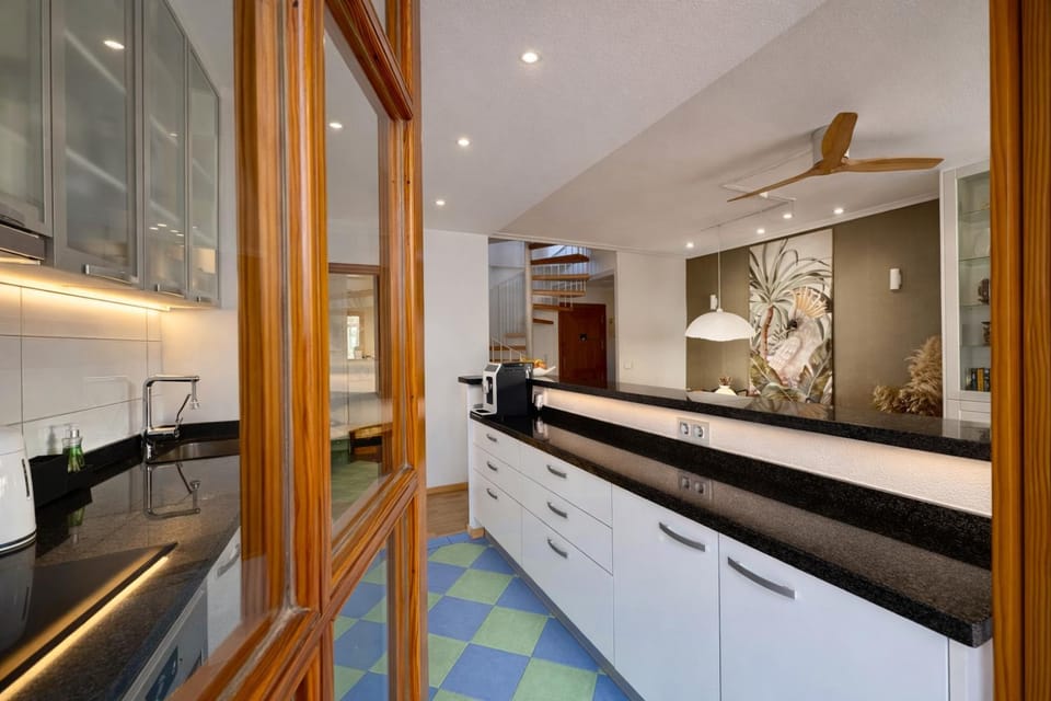 Kitchen or kitchenette, dishwasher, stove