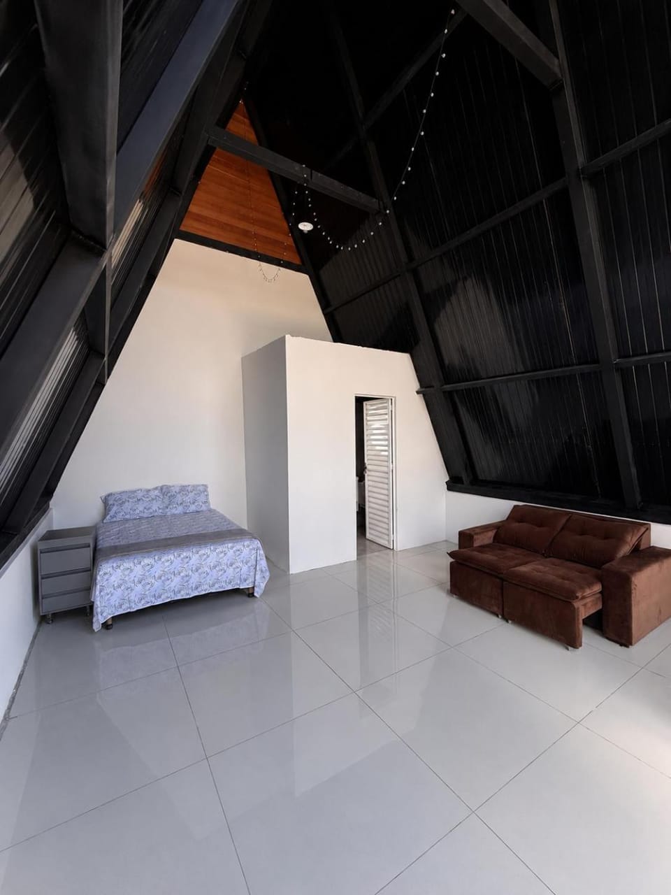 Bed, Living room, Photo of the whole room, Seating area, Bedroom