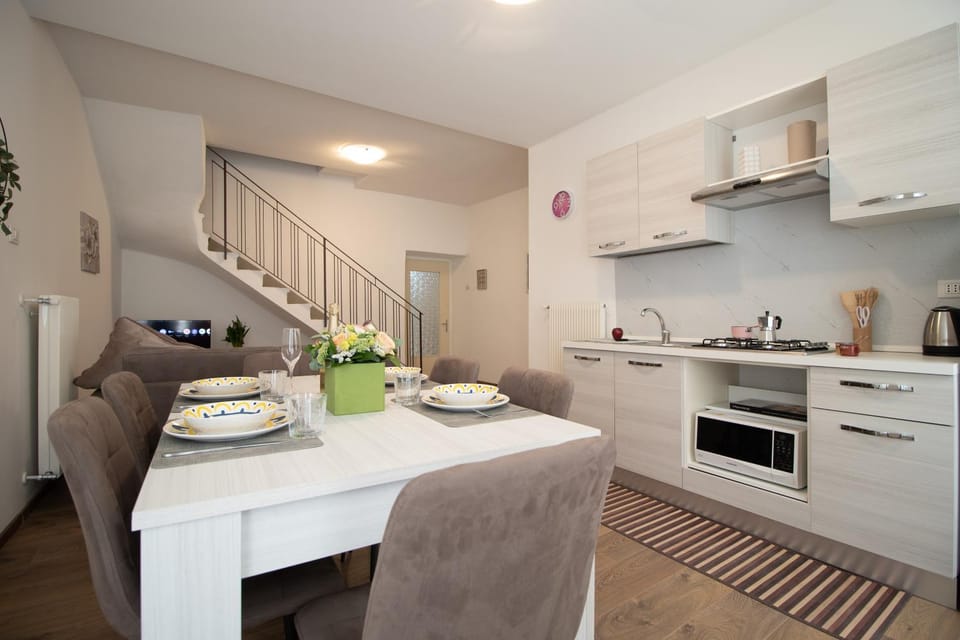 Kitchen or kitchenette, Dining area, kitchen