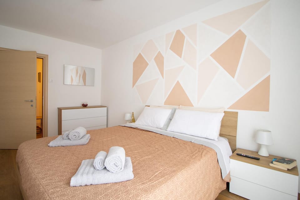 Bedroom, towels, towels