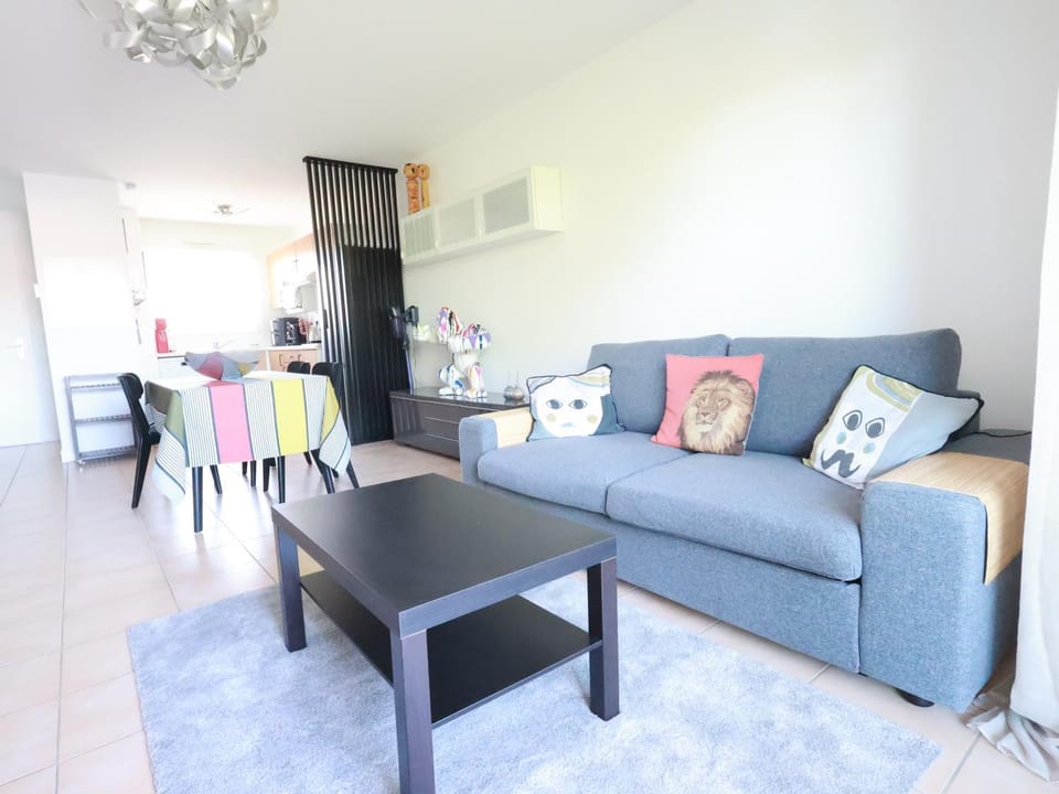 Kitchen or kitchenette, Living room, Seating area, Dining area, furniture