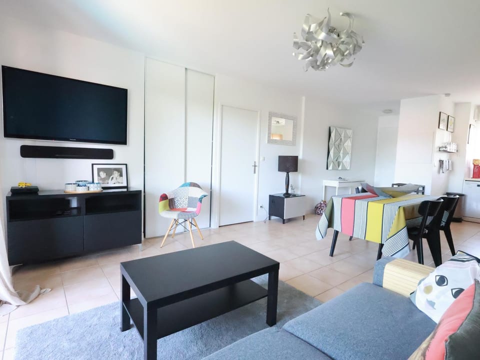 TV and multimedia, Living room, Seating area, Dining area, internet