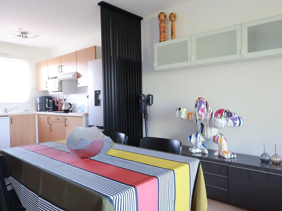 Kitchen or kitchenette, Dining area, oven, stove