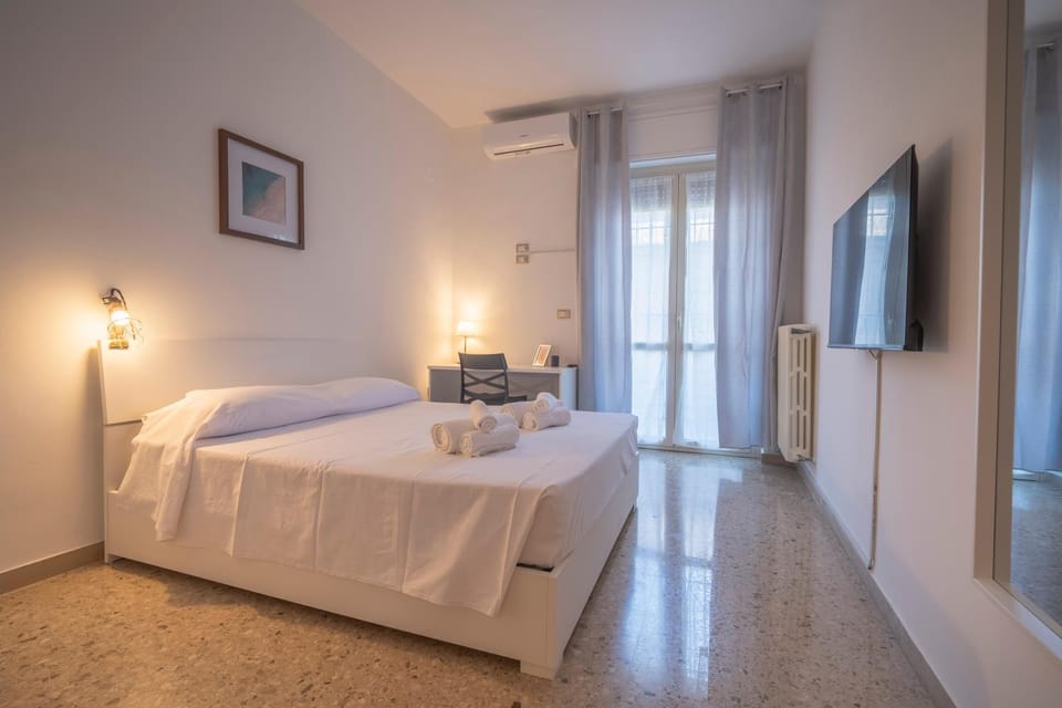 Bed, Photo of the whole room, Bedroom, towels, air conditioner