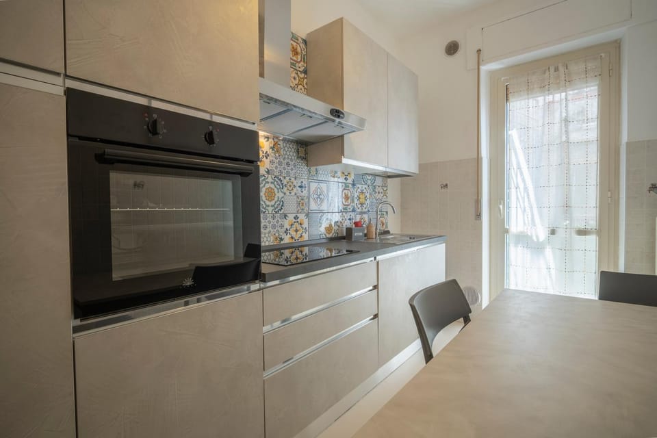 Coffee/tea facilities, Kitchen or kitchenette, Dining area, dishwasher, oven, stove