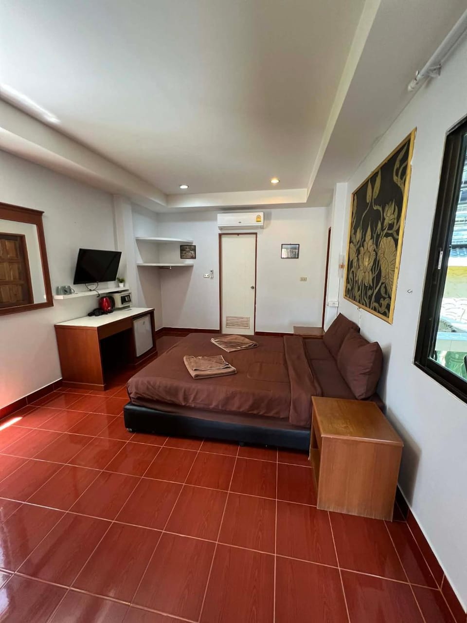 Bed, TV and multimedia, Bedroom