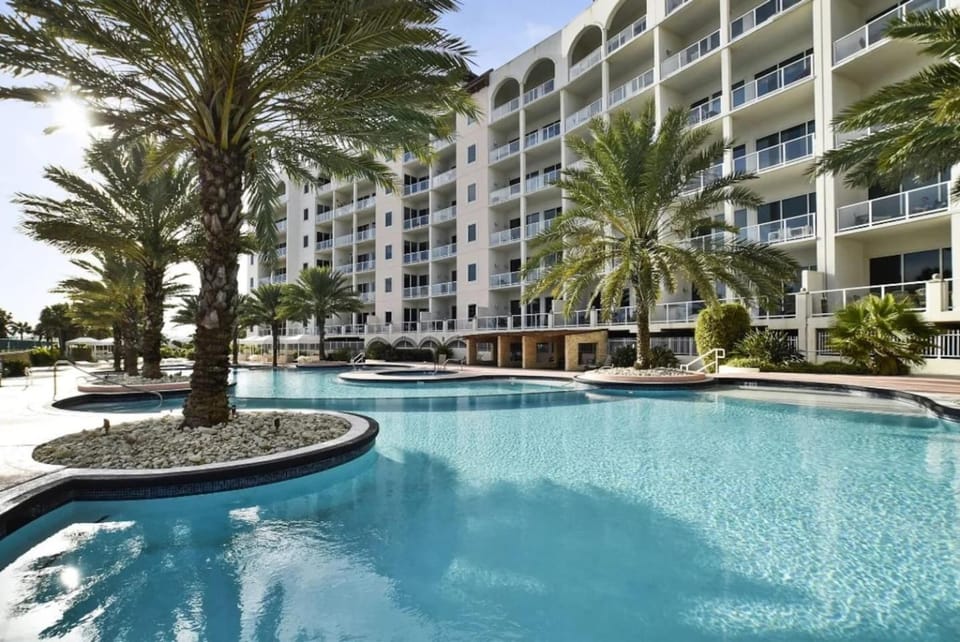 Oceanfront, Lazyriver, Pools/Beach/Float-Sip-Soak! Apartment in Diamond Beach