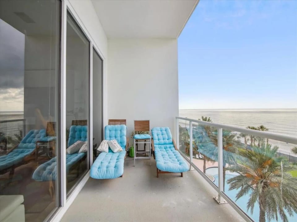 Oceanfront, Lazyriver, Pools/Beach/Float-Sip-Soak! Apartment in Diamond Beach