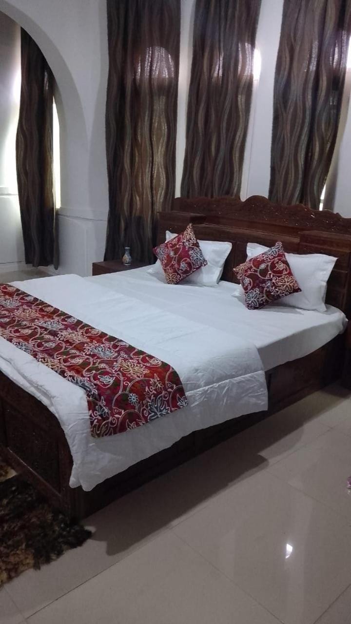 Rooebarpur Hotel in India