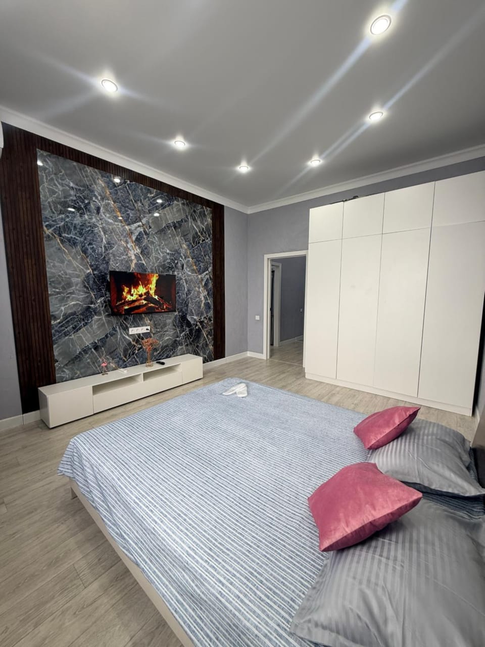 Bed, TV and multimedia, Bedroom, wardrobe