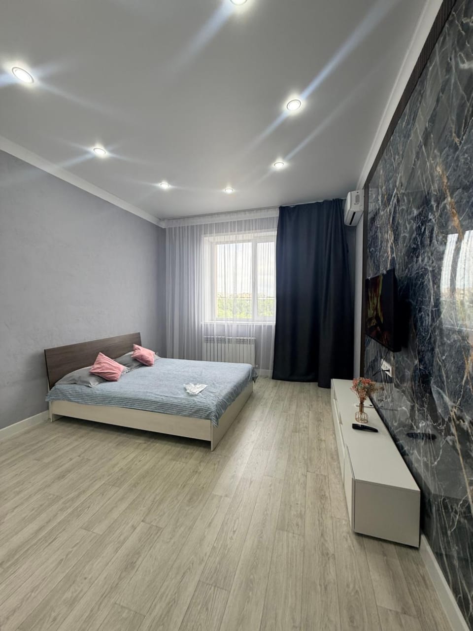 Bed, TV and multimedia, Photo of the whole room, Bedroom