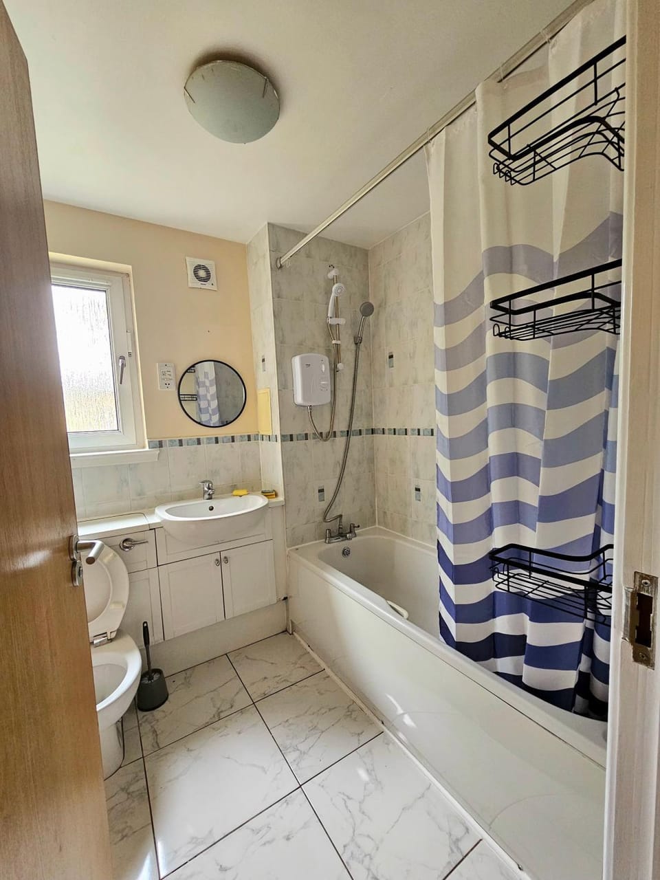 Two-bedroom flat Edinburgh city free car park easy access to centre Apartment in Edinburgh