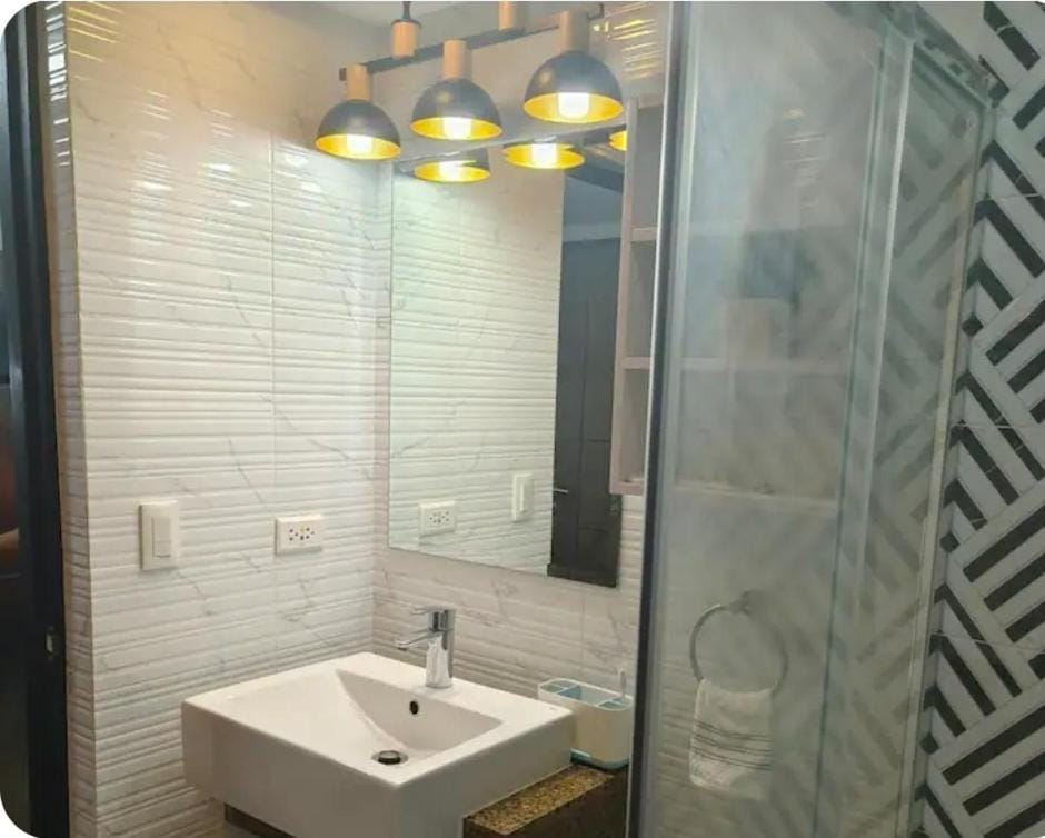 Manhattan plaza towers with balcony, netflix, can cook Apartment hotel in Pasig