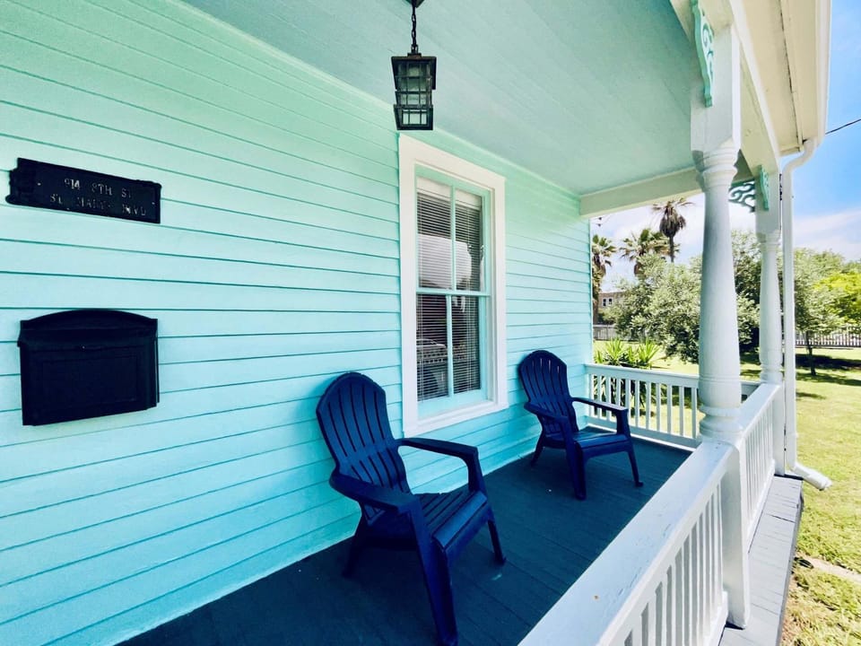 Adorable In Aqua Cottage House in Texas City
