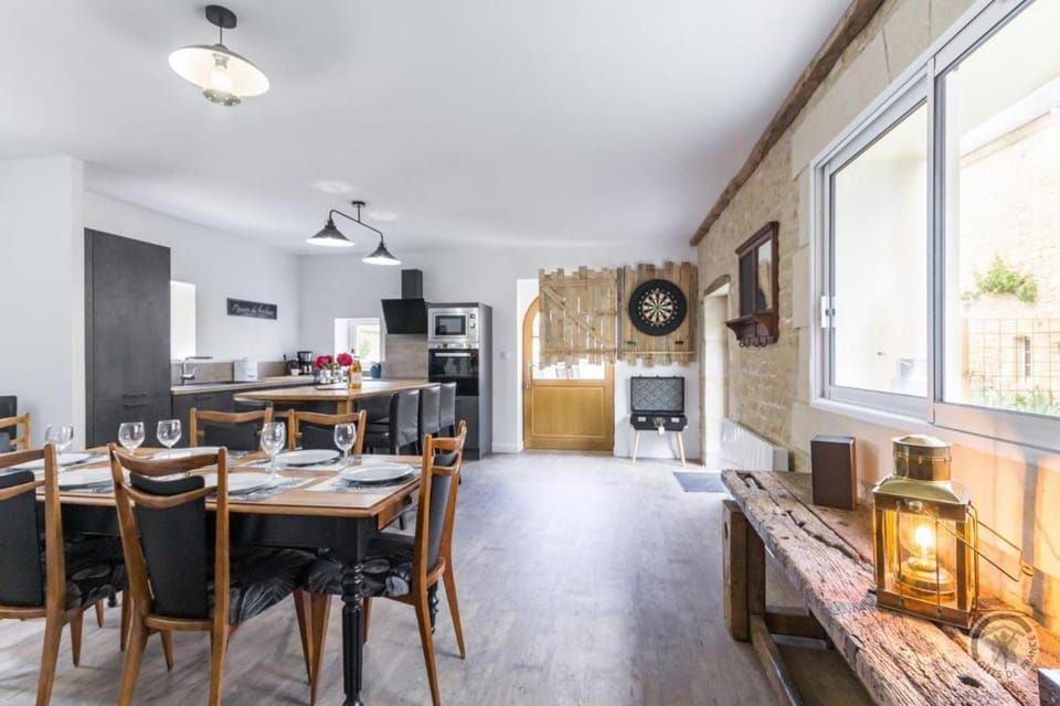Darts, Kitchen or kitchenette, Dining area