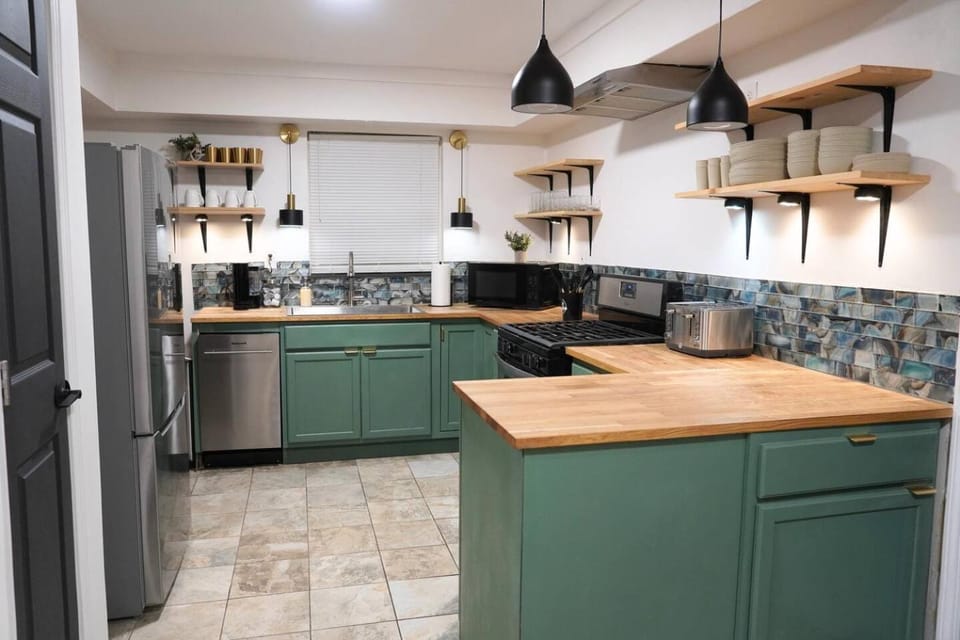World Cup Stay • Sleeps 10 • Games + Parking House in East Point