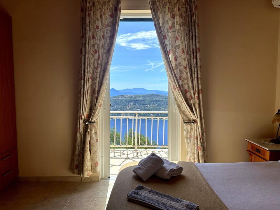 Bed, Balcony/Terrace, Balcony/Terrace, Seating area, Bedroom, Sea view, Sea view, Sunrise, towels, towels, air conditioner, air conditioner