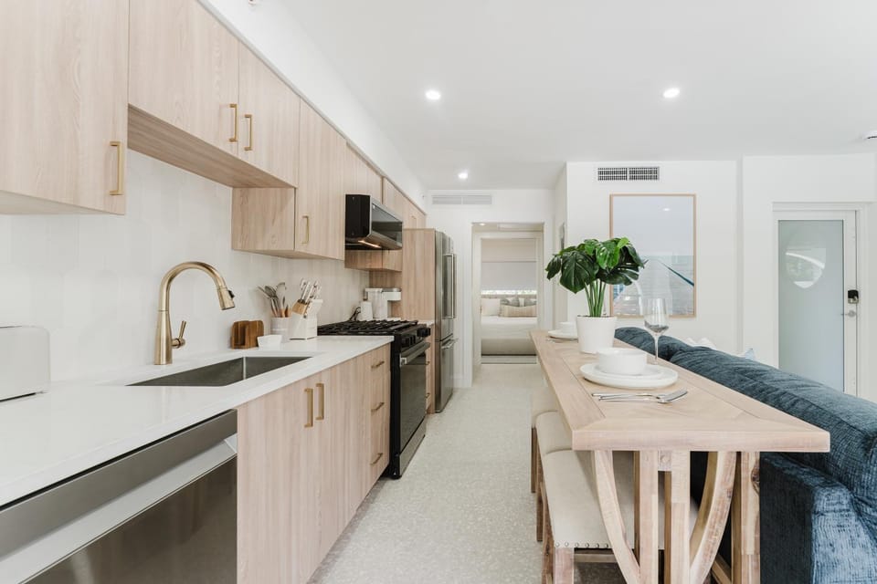 Coffee/tea facilities, Kitchen or kitchenette, Dining area, dishwasher, oven, stove