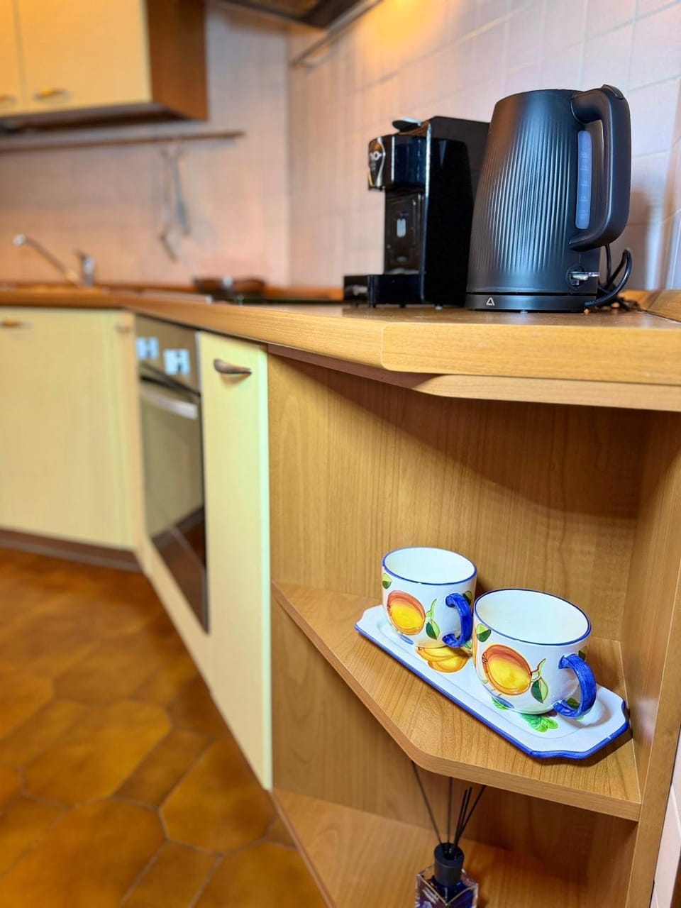Coffee/tea facilities, Kitchen or kitchenette, stove