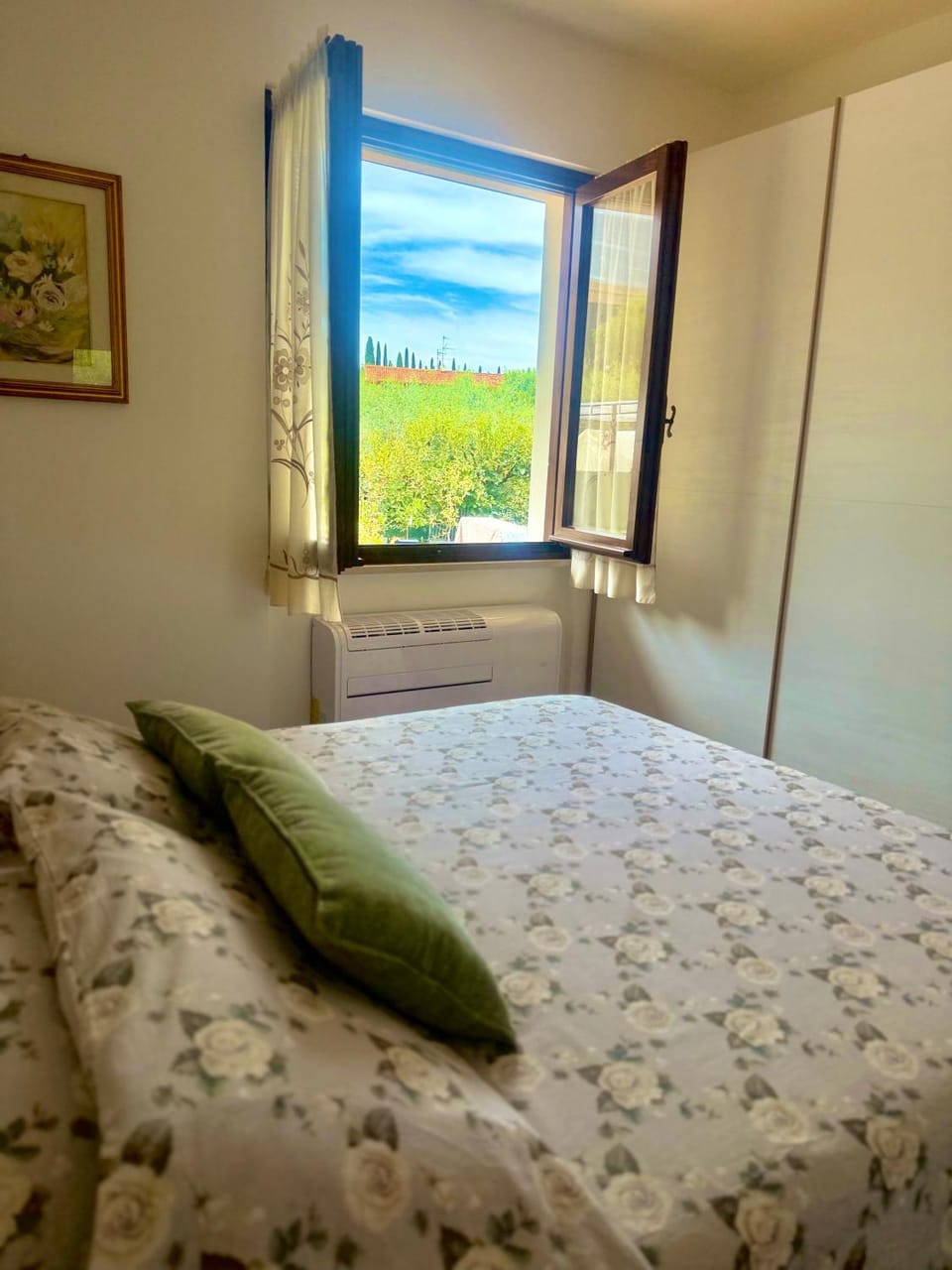 Bed, Natural landscape, Photo of the whole room, Bedroom