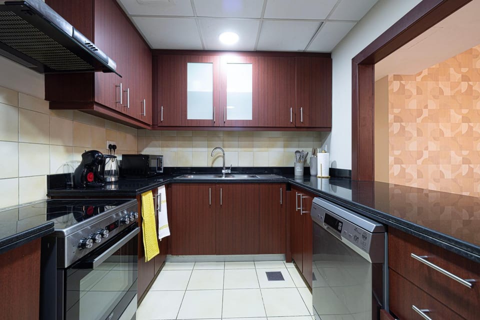 JBR Canal Escape, 2BR Steps to the beach Apartment in Dubai