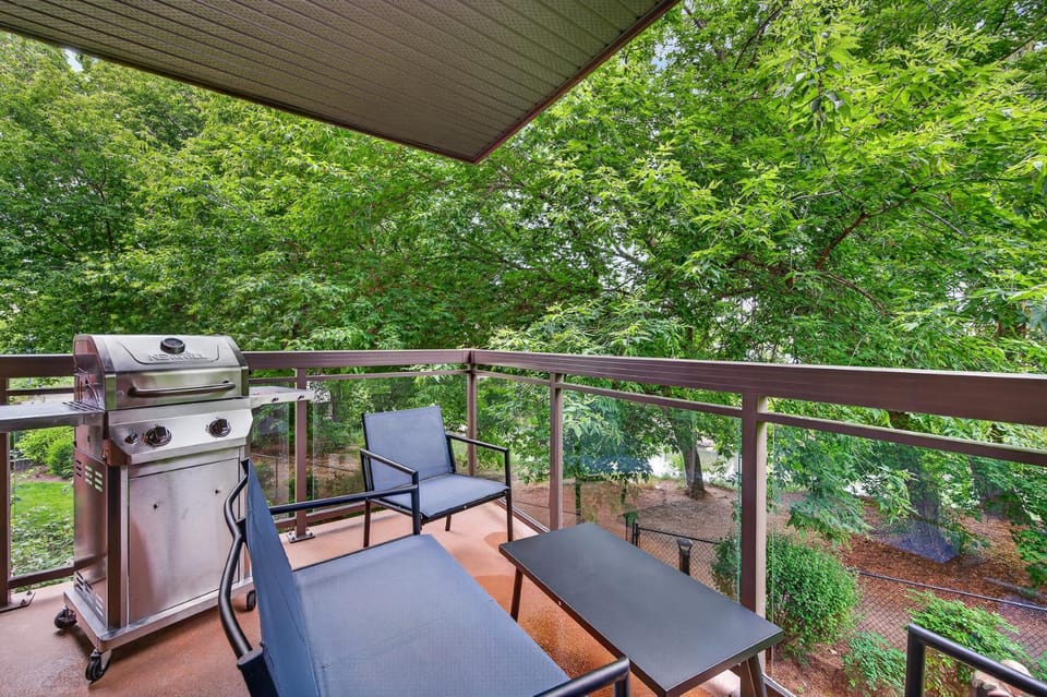 Spacious 3 Bd at Playa 220! Pool, 1 Min To Beach! Apartment in Kelowna