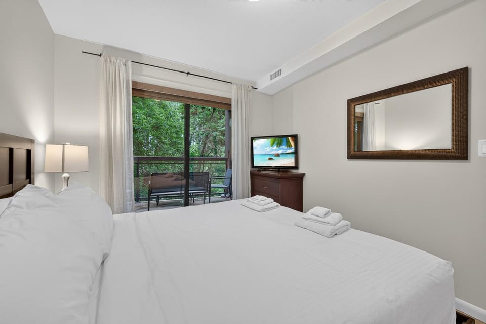 Spacious 3 Bd at Playa 220! Pool, 1 Min To Beach! Apartment in Kelowna