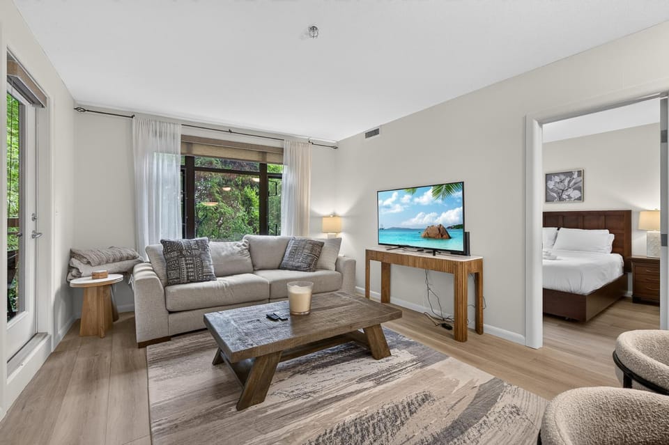 Spacious 3 Bd at Playa 220! Pool, 1 Min To Beach! Apartment in Kelowna
