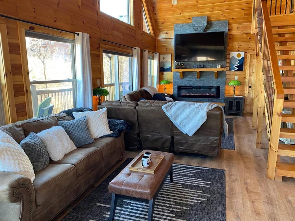 Mountain views * 2 Hot tubs * Deck * 3 Clubhouses Chalet in Gatlinburg