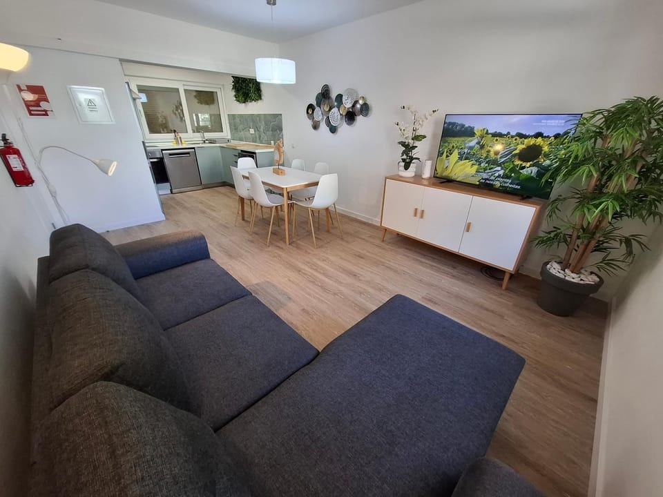 TV and multimedia, Kitchen or kitchenette, Living room, Seating area, Dining area