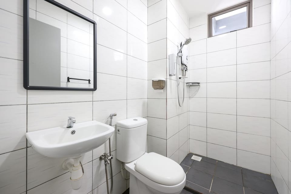Shower, Toilet, Bathroom, bidet, towels