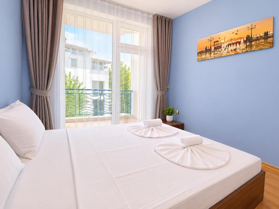 Bed, Photo of the whole room, Bedroom, towels
