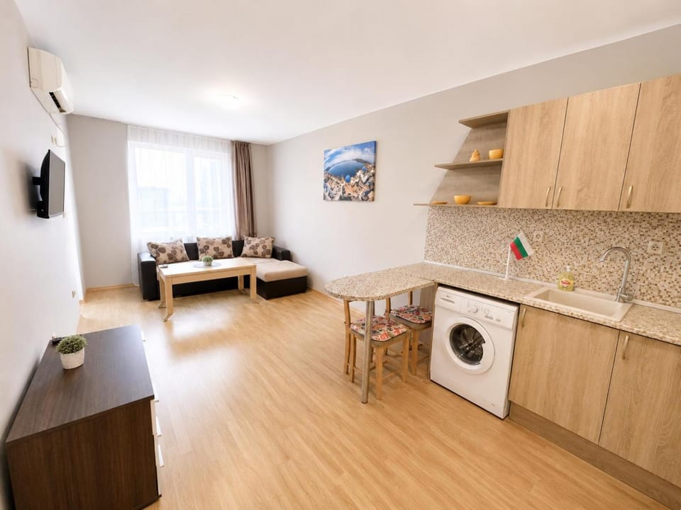 Living room, Dining area, pet friendly, washing machine, air conditioner