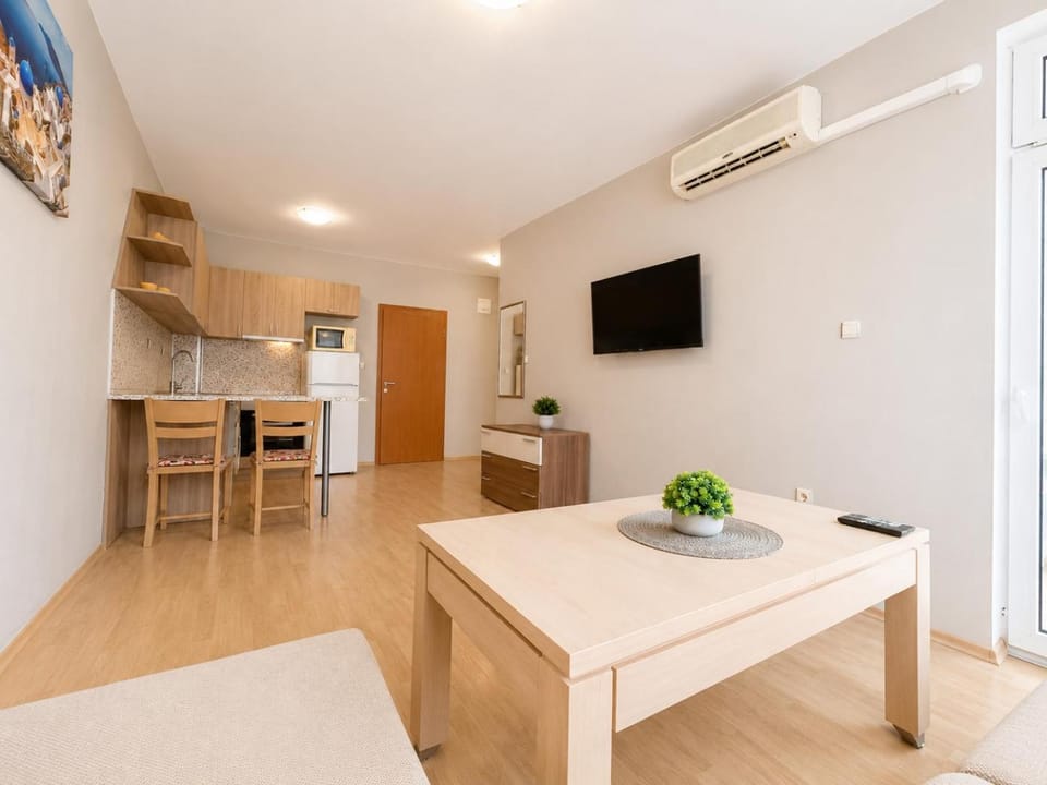 Day, TV and multimedia, pet friendly, air conditioner