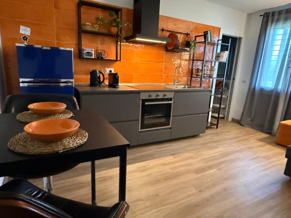 Coffee/tea facilities, Kitchen or kitchenette, Dining area, oven, stove