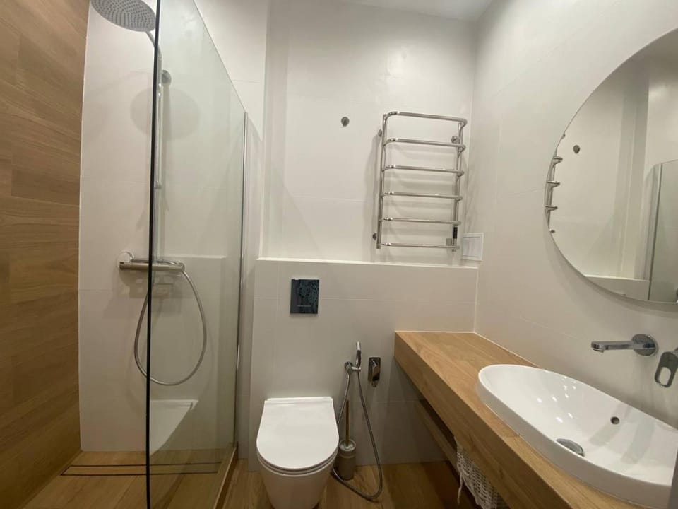 Shower, Toilet