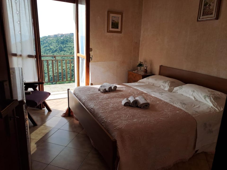 Bed, Natural landscape, View (from property/room), Balcony/Terrace, Photo of the whole room, Bedroom, towels