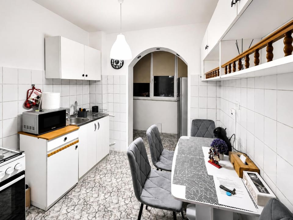 Kitchen or kitchenette, Dining area, oven, stove