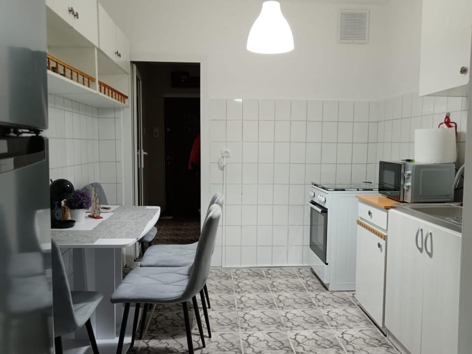 Kitchen or kitchenette, Dining area, oven