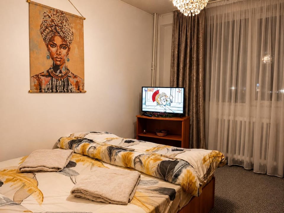 Bed, TV and multimedia, Photo of the whole room, Bedroom
