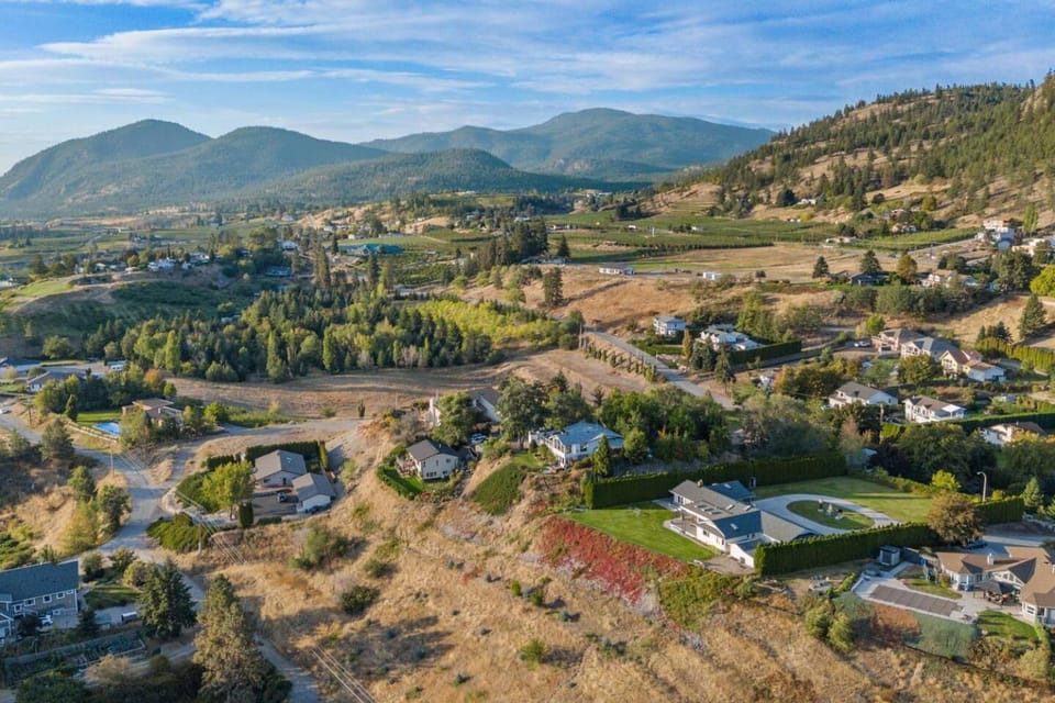 Panoramic Summerland Lake View Studio with Hot Tub Bed and Breakfast in Summerland