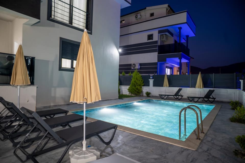 Swimming pool, towels
