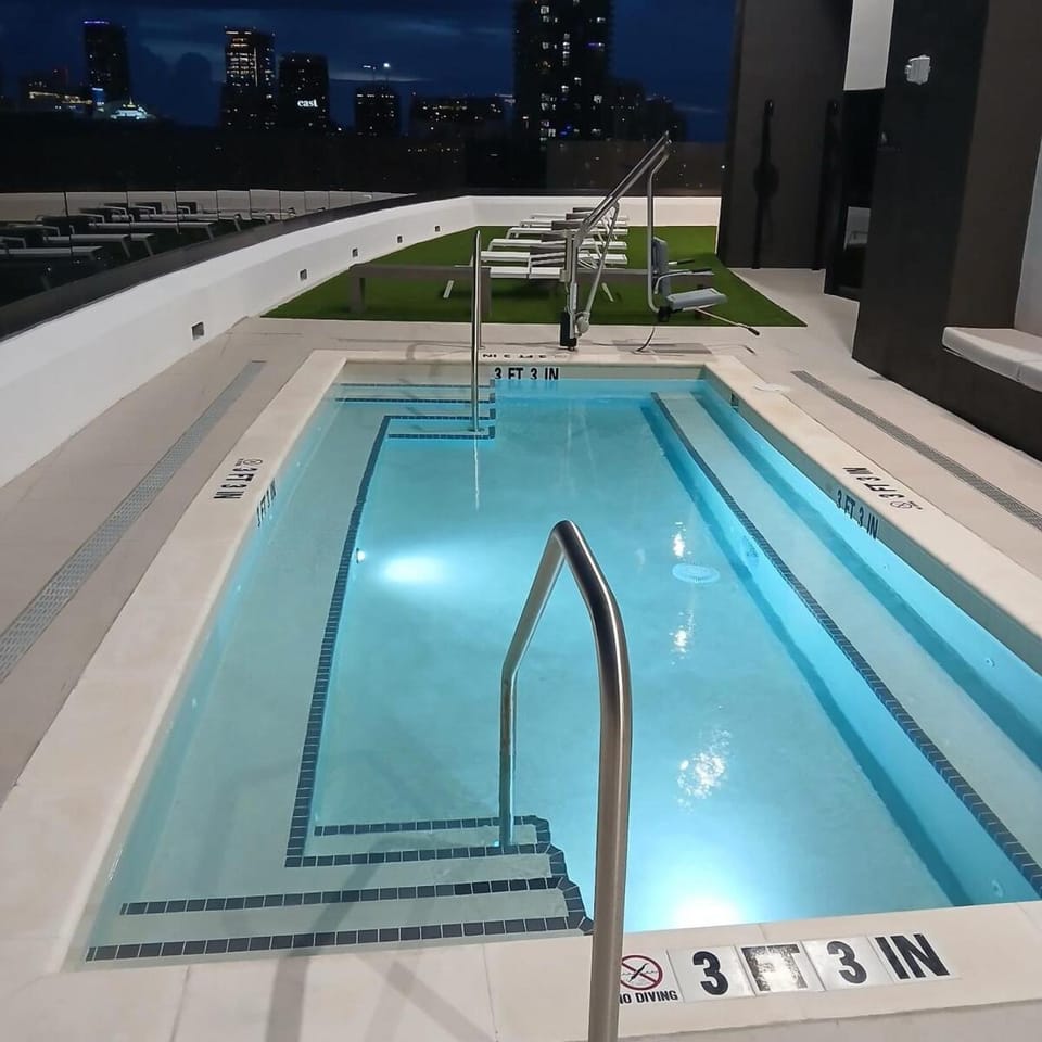 Luxury 1607 Condo in Downtown Miami 1BR 1BAT Apartment in Miami