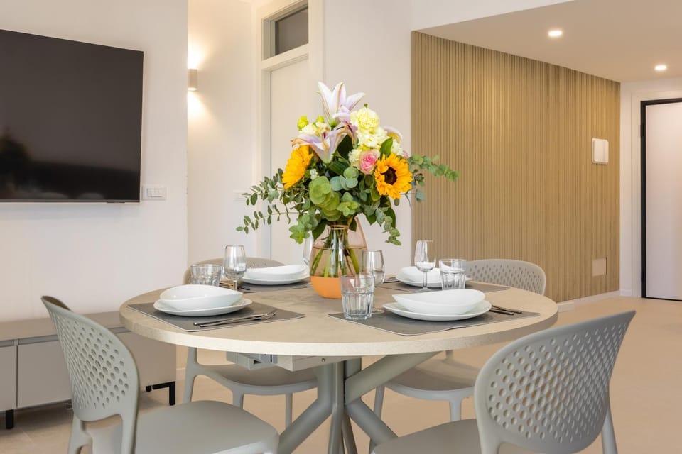Dining area, heating, air conditioner