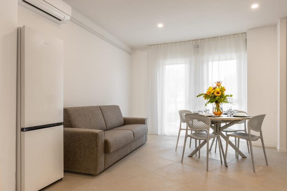 Bed, Dining area, heating, air conditioner