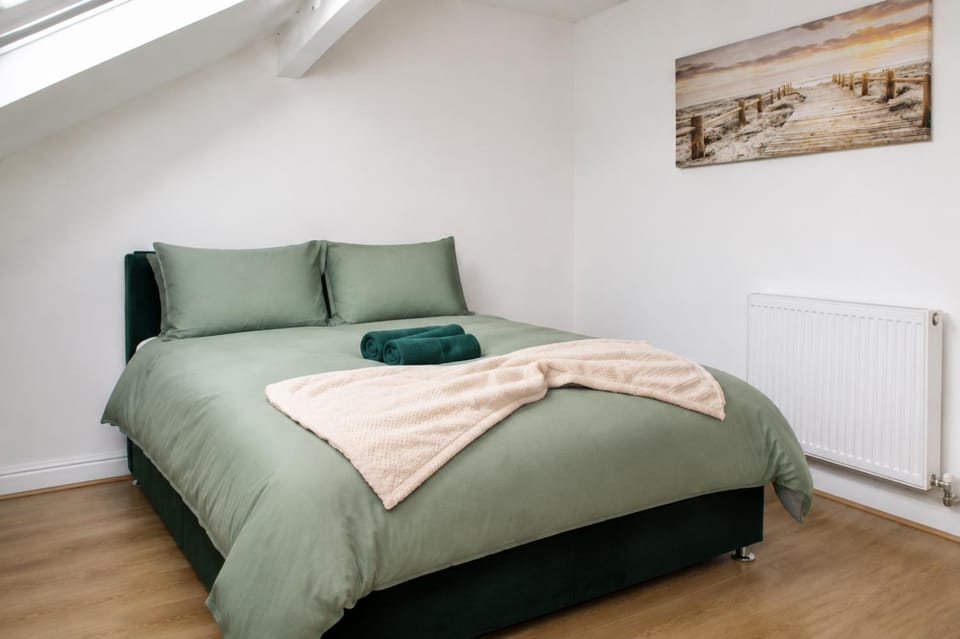 Bed, Bedroom, heating, towels