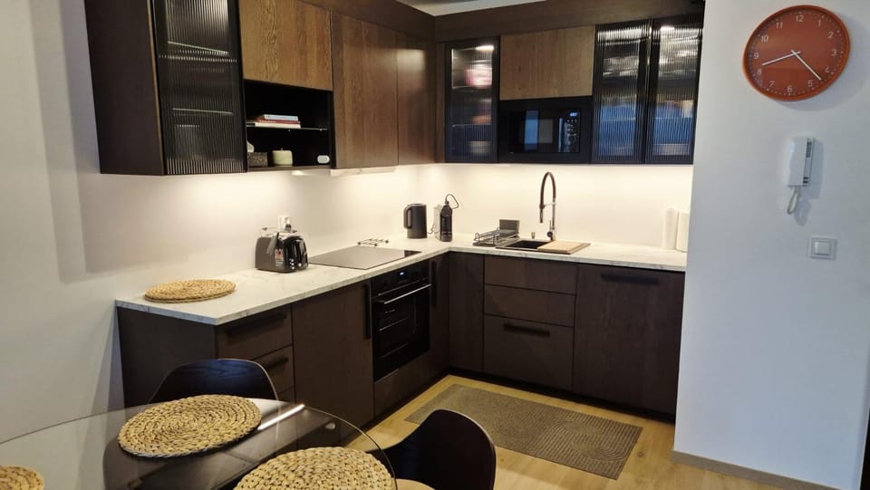 Coffee/tea facilities, Kitchen or kitchenette, Dining area, stove, toaster