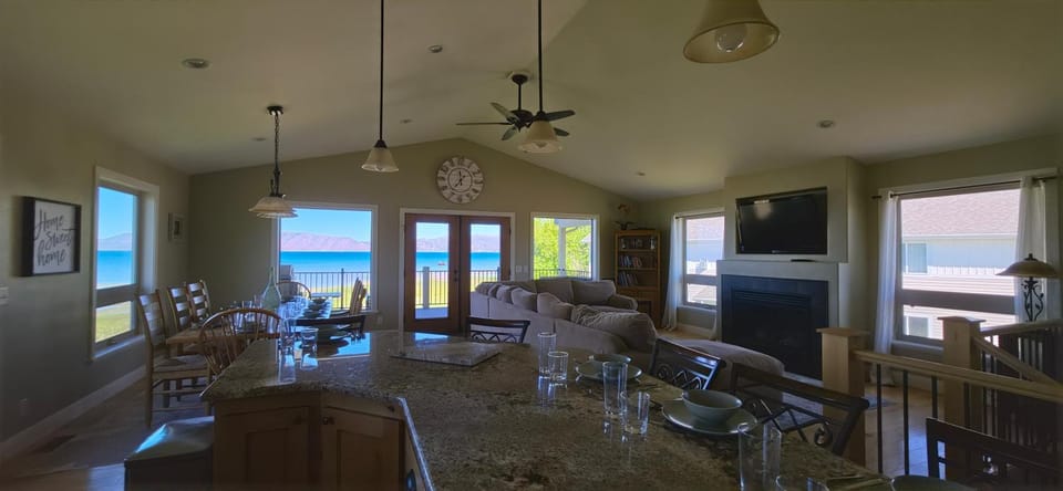 Lakeshore Retreat, Lakefront with Water Toys House in Garden City
