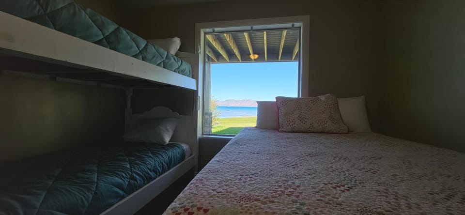 Lakeshore Retreat, Lakefront with Water Toys House in Garden City